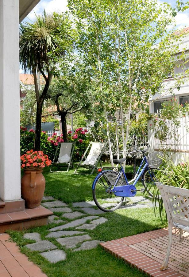 Tre Civette Sul Comò Bed & Breakfast Marina di Massa Exterior foto