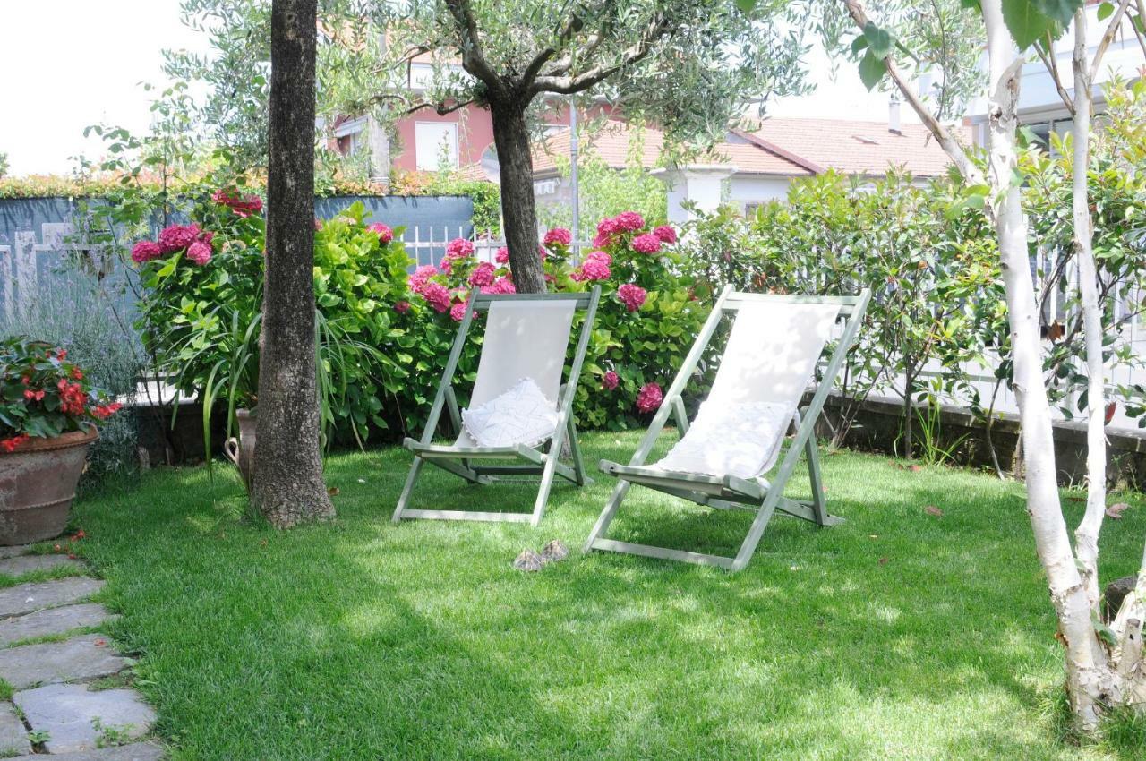 Tre Civette Sul Comò Bed & Breakfast Marina di Massa Exterior foto