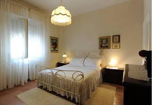 Tre Civette Sul Comò Bed & Breakfast Marina di Massa Exterior foto