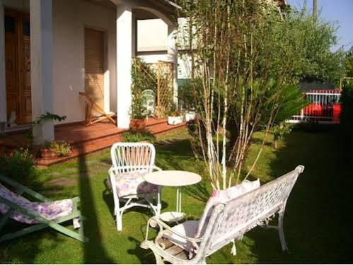 Tre Civette Sul Comò Bed & Breakfast Marina di Massa Exterior foto
